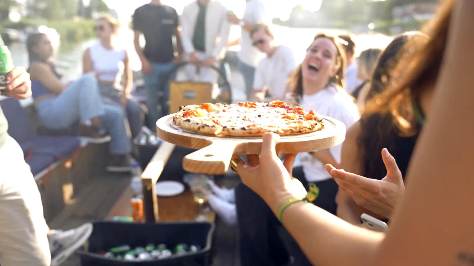 Pizza en borrelboot in Rotterdam