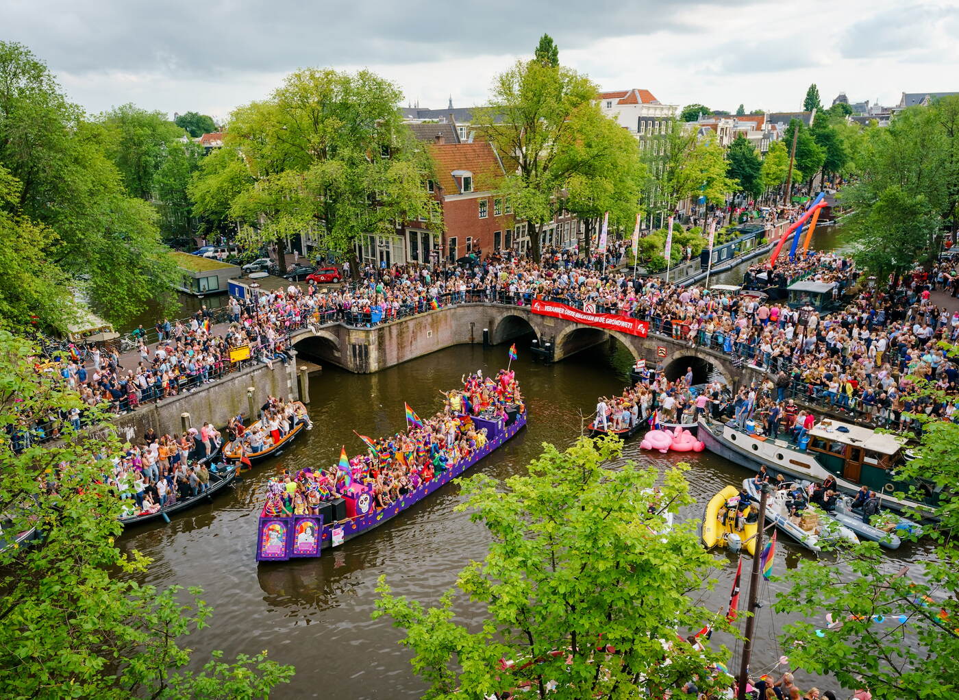 Boot huren tijdens Pride Amsterdam